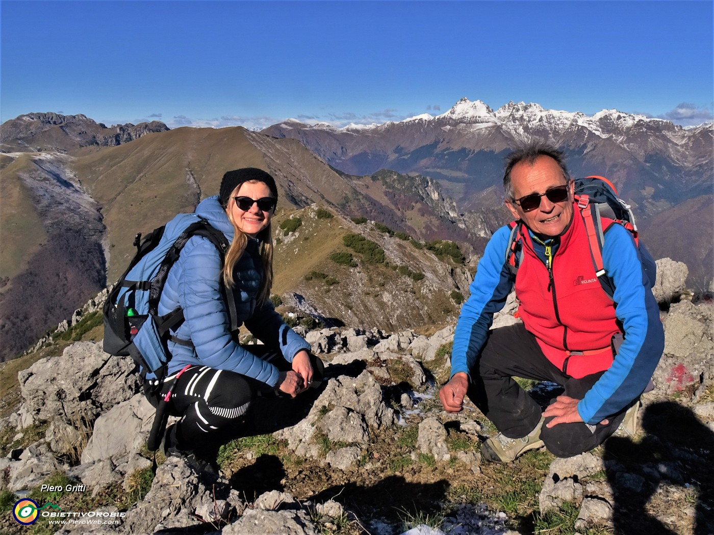 54 Dalla cima del Venturosa bella vista verso le cime orobiche imbiancate della prima neve .JPG